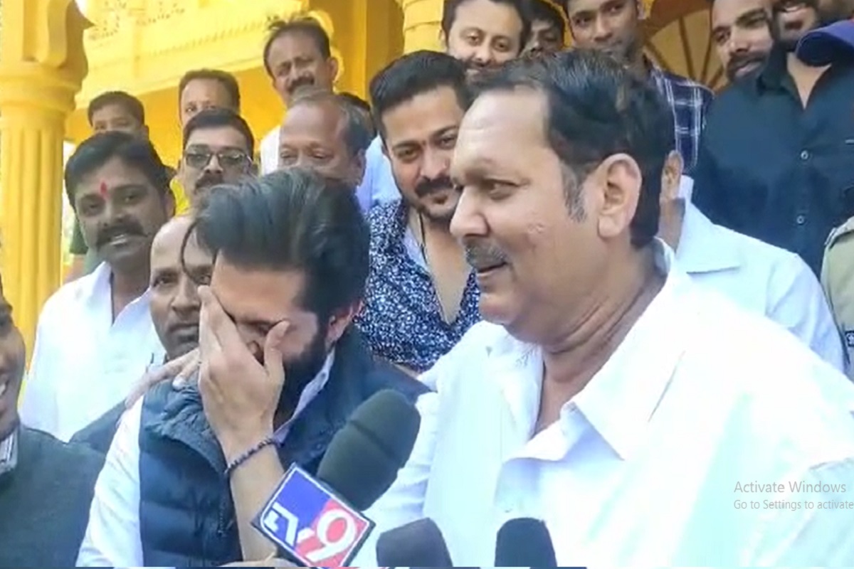 विशेष म्हणजे, उदयनराजेंनी अमित ठाकरेंना एक खास परफ्युम भेट दिला. हाच परफ्युम का हे सुद्धा सांगितलं.