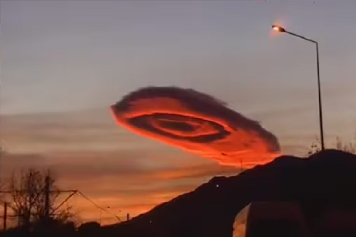 बापरे! UFO की आणखी काही? VIRAL VIDEO पाहून सर्वांना भरली धडकी; इथं पाहा त्याचं सत्य