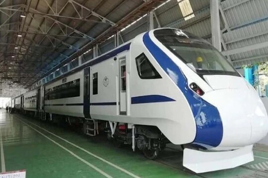 वंदे भारत ट्रेनमध्ये आता स्लीपर कोचही, या सुपरफास्ट ट्रेनचा वेग किती?