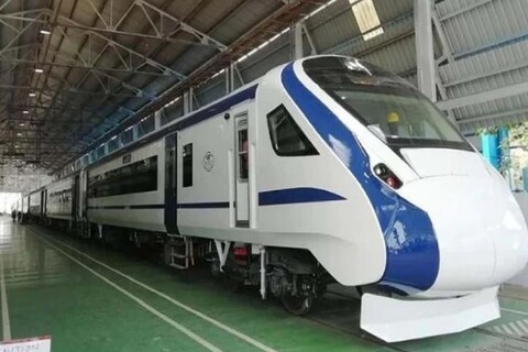 पुढील 2 वर्षात वंदे भारत एक्स्प्रेसच्या 400 गाड्या तयार केल्या जातील ज्यात 200 गाड्यांमध्ये बसण्याची सोय असेल तर उर्वरित 200 गाड्या स्लीपर कोचसह रुळावरुन धावतील.