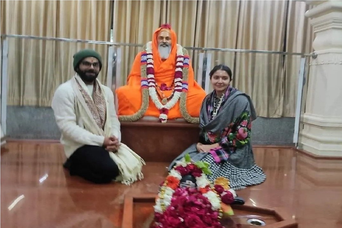 ऑस्ट्रेलिया सीरिजआधी विराट-अनुष्का पोहोचले 'बाबां'च्या चरणी, पाहा PHOTO