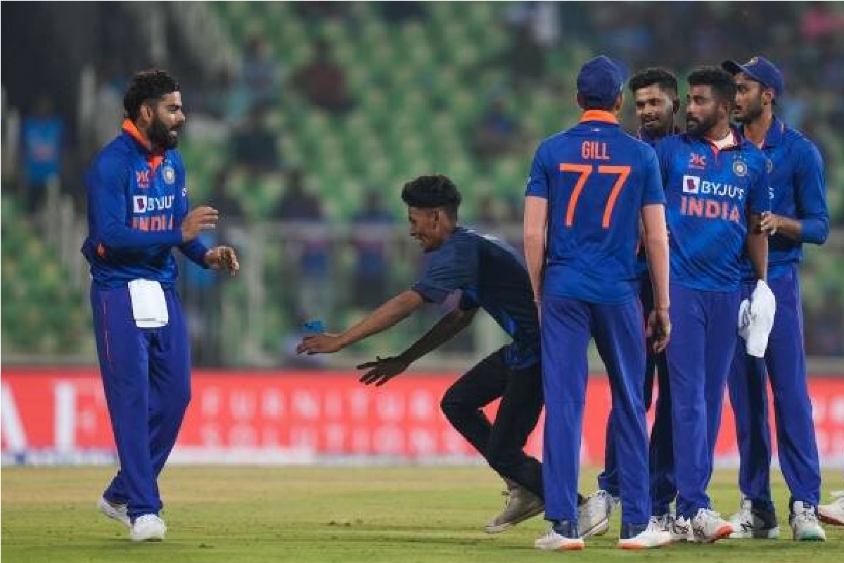 जबरा फॅन! विराटला भेटण्यासाठी चाहत्याने भेदली सुरक्षा; पुढे काय घडले पहा