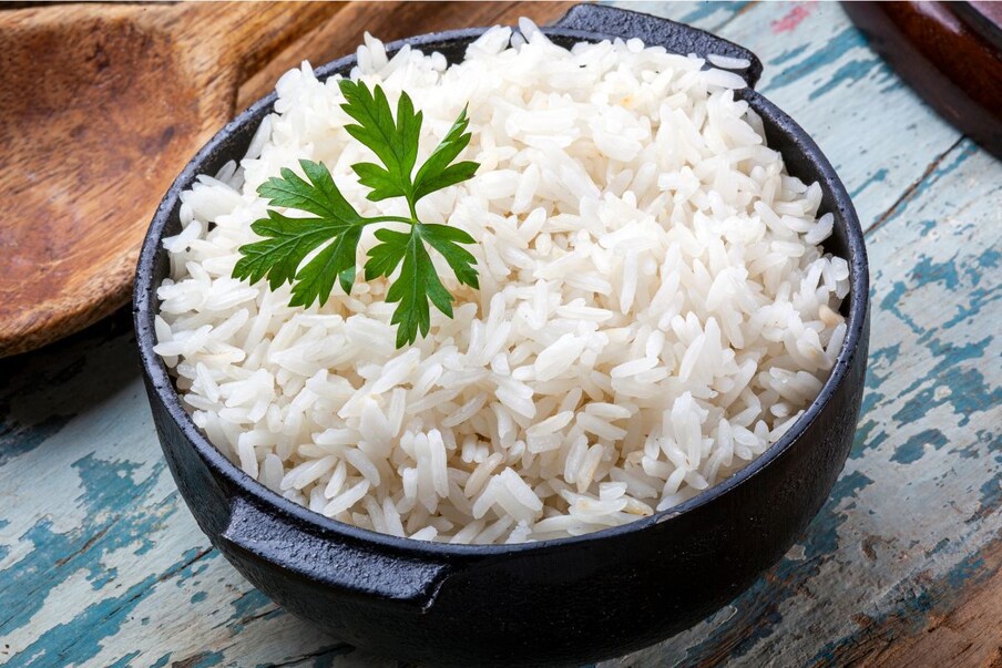 पांढरे तांदूळ : पांढरे तांदूळ लवकर पचतात. त्यामुळे ते खाल्ल्यानंतर थोड्याच वेळात तुम्हाला पुन्हा भूक लागू शकते. मात्र तुम्हाला भात खूप आवडत असेल तर तुम्ही पांढऱ्या तांदळाऐवजी ब्राऊन राइस किंवा क्विनोआ खाऊ शकता. 