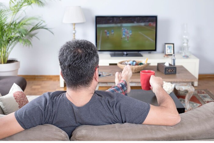 पती विनोद शर्मा (35) रात्रीच्या वेळी पत्नी नेहा शर्मासोबत बसून टीव्ही पाहत होता. 