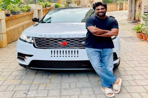 एक कोटी रुपयांची एसयूव्ही कार खरेदी केल्यानंतर कारची डिलिव्हरी घेण्यासाठी हा कॉमेडियन अगदी साध्या वेशात आणि पायात चप्पल घालून शोरूममध्ये पोहोचला.