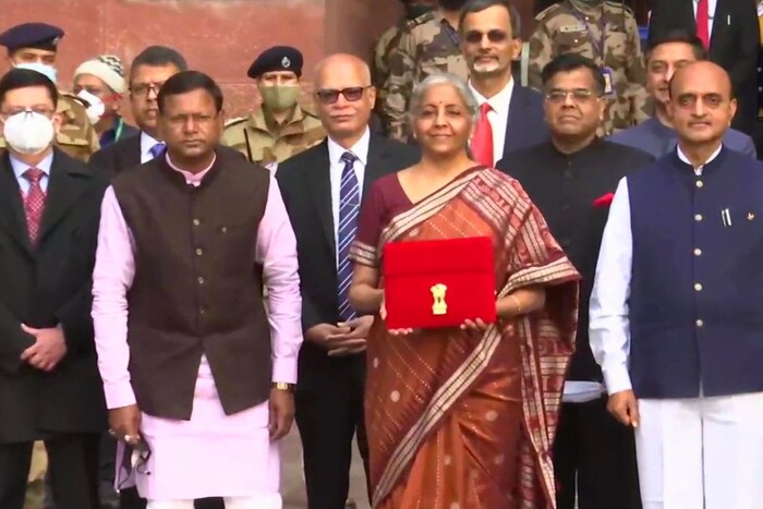 2022 मध्ये निर्मला सीतारमण यांनी मरुन रंगाची हॅन्डलूम साडी नेसली होती. या साडीला चंदेरी रंगाची बॉर्डर होती. ही साडी ओडीसाची असल्याचं सांगितलं जातं. या साडीला Bomkai किंव Sonepuri साडी असं देखील म्हणतात.