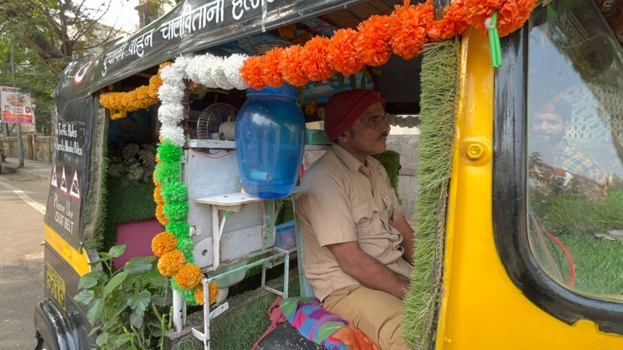  ,[object Object], काही ऑटो रिक्षा चालक ग्राहकांचा प्रवास सुखाचा होण्यासाठी काही सोयी करतात. याच पद्धतीची एक भन्नाट रिक्षा सध्या मुंबईच्या रस्त्यावर धावत आहे.
