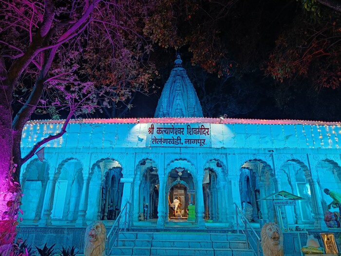 महाशिवरात्री निमित्त देशभरातील सर्वच शिव मंदिरे आकर्षक पद्धतीनं सजली आहेत. नागपूर शहरातही काही पुरातन शिव मंदिर आहेत. 