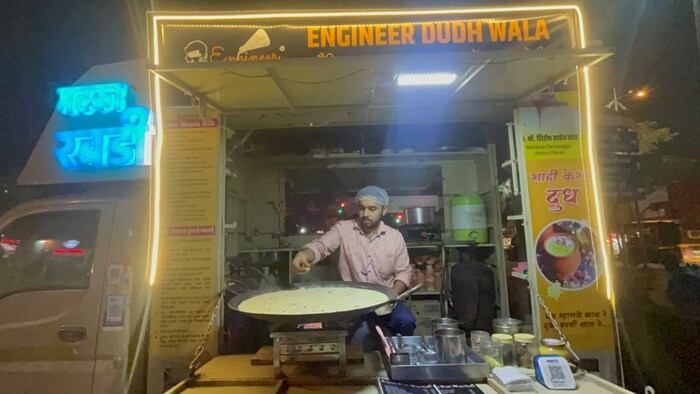निलेश कडू असं या इंजिनिअर दुधवाल्याचं नाव आहे. तो नवी मुंबईतील कामोठचा राहणारा आहे.