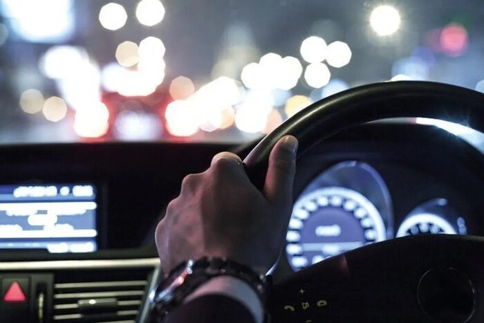  वाहन चालवताना तुमची कागदपत्रे पूर्ण ठेवणेही महत्त्वाचे आहे. एक्स्प्रेस वेवरून लोक एका ठिकाणाहून दुसऱ्या ठिकाणी जातात. अशा स्थितीत तपासणीदरम्यान तुमच्या वाहनाची कागदपत्रे पाहिली जाण्याची शक्यता आहे.  तुमचे DL, RC सारखे इतर सर्व महत्त्वाचे कागदपत्रे तुमच्याकडे ठेवणे आवश्यक आहे.