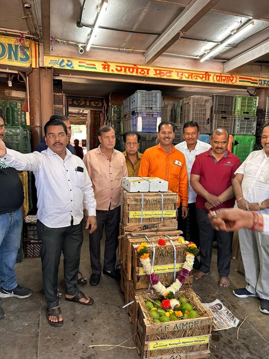 या आंब्याची लिलावात बोली लावण्यात आली. त्यामध्ये पाच डझन आंब्यासाठी तब्बल 21 हजारांची बोली लागली.