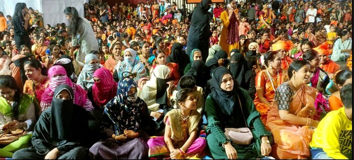 या कार्यक्रमाला शहरातील मुस्लीम महिलाही मोठ्या प्रमाणात उपस्थित होत्या. राष्ट्रीय एकात्मतेचा संदेश सोलापूरकरांनी यावेळी दिला. 