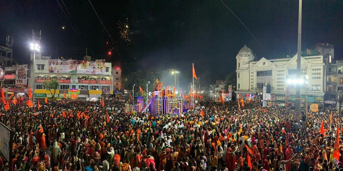  मध्यरात्री  उत्सव मोठ्या उत्साहात साजरा करण्यात आला.