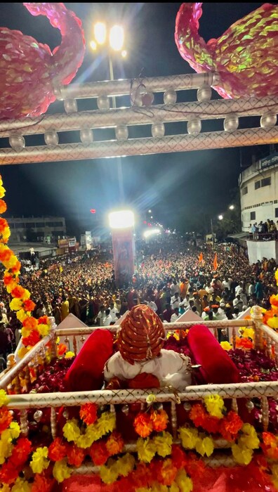 पाळण्यातील शिवबांना सोलापूरकरांनी वंदन केले. यावेळी संपूर्ण परिसरात शिवकाळ अवतरला होता. 