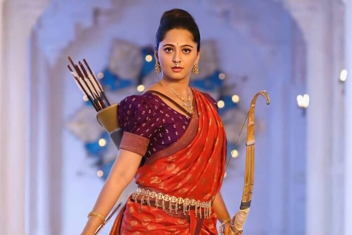 साऊथ सिनेमातील सुंदरी अनुष्का शेट्टीने 'बाहुबली' चित्रपटात देवसेना साकारून प्रेक्षकांना अक्षरशः वेड लावलं होतं. 