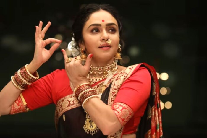 अभिनेत्री अमृता खानविलकरनं चंद्रमुखी हे प्रमुख पात्र उत्तमरित्या साकारलं. अमृताच्या अदांनी सगळेच घायाळ झाले होते. 