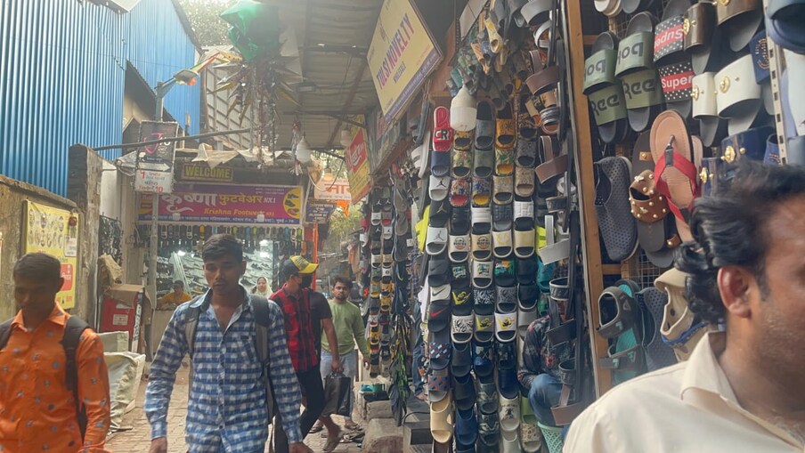 मध्य मुंबईतील कुर्ला स्टेशनच्य समोर बुट आणि चप्पलचे होलसेल मार्केट आहे. या ठिकाणी तुम्ही स्वस्त दरात शूजची खरेदी करू शकता.