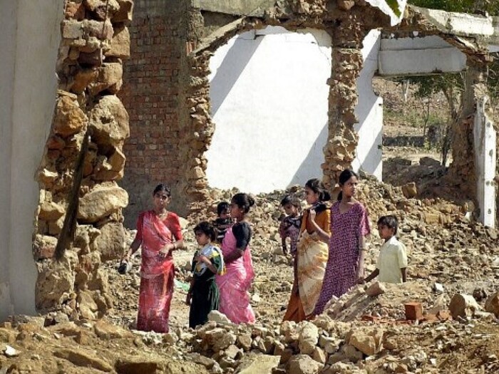 2001 चा भूकंप ज्याला भुज भूकंप असेही म्हणतात. गेल्या दोन शतकांतील भारतातील हा तिसरा सर्वात मोठा आणि दुसरा सर्वात विनाशकारी भूकंप होता. भूकंपात 20,000 हून अधिक लोकांचा मृत्यू झाला. यासह हजारो घरे उद्ध्वस्त झाली असून लाखो लोक बेघर झाले आहेत. (फोटो एएफपी)