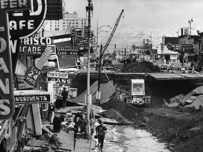 हा भूकंप 1964 मध्ये गुड फ्रायडेला झाला होता. ग्रेट अलास्कन भूकंपाची तीव्रता 9.2 होती. यावेळी 5 मिनिटांपेक्षा कमी कालावधीत हाहाकार माजला. हा उत्तर अमेरिकेत आतापर्यंत नोंदलेला सर्वात शक्तिशाली भूकंप मानला जातो. भूकंपामुळे केवळ नऊ लोकांचा मृत्यू झाला. मात्र, यामुळे निर्माण झालेल्या त्सुनामीने जगभरात 100 हून अधिक लोकांचा मृत्यू झाला. त्सुनामीच्या लाटा अंटार्क्टिकापर्यंत पोहोचल्या आणि पेरू, मेक्सिको, जपान आणि न्यूझीलंड तसेच इतर किनारपट्टी भागातही दिसल्या. (फोटोशटरस्टॉक)