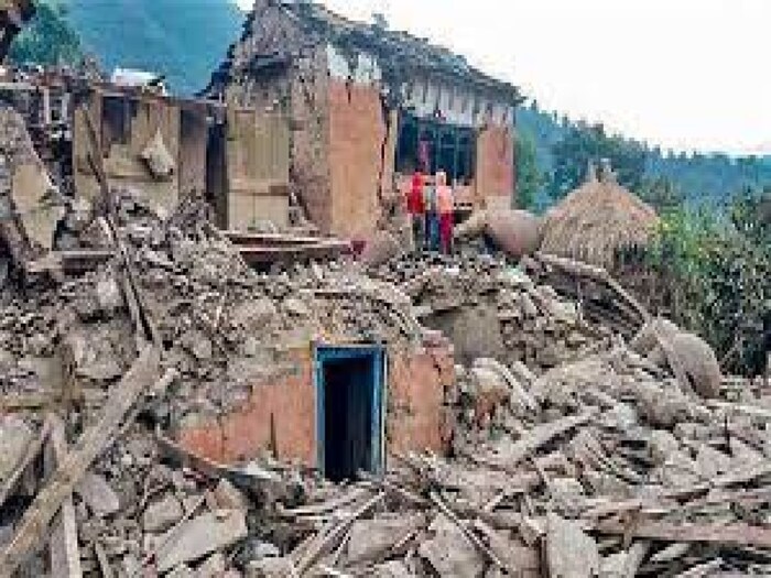 2015 मध्ये नेपाळमध्ये झालेल्या भूकंपात 8,000 हून अधिक लोकांचा मृत्यू झाला होता. या काळात भारत, चीन, पाकिस्तान आणि बांगलादेशच्या काही भागांना भूकंपाचा फटका बसला. या भूकंपात 40 हून अधिक मृत्यू झाल्याची नोंद झाली असून सर्वात जास्त प्रभावित क्षेत्र नेपाळच्या सीमेला लागून असलेले पूर्व भारतीय राज्य बिहार आहे. नेपाळमध्ये 1934 नंतरचा हा सर्वात भीषण भूकंप आहे, जेव्हा समान तीव्रतेच्या भूकंपात 17,000 लोकांचा मृत्यू झाला होता. (फोटो एपी)