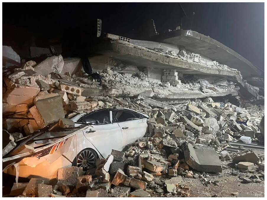 तुर्कस्तानच्या आपत्ती आणि आपत्कालीन व्यवस्थापन प्राधिकरणाने भूकंपामुळे झालेल्या विध्वंसानंतर देशाच्या मध्य आणि दक्षिण भागात सर्वोच्च पातळीवरील आणीबाणी घोषित केली आहे. (फोटो: Ghaith Alsayed/AP Photo)