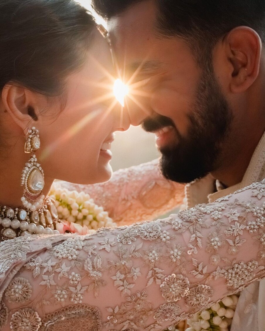 [object Object], अथिया शेट्टी आणि केएल राहुल यांनीही सूर्यास्तावेळी लग्न केलं. दोघांमध्ये चमकणारा सूर्य अचूक कॅप्चर करण्यात आला.