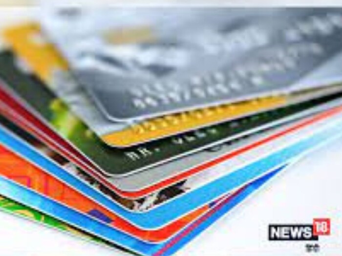 Personal Finance : आजकाल क्रेडीट कार्डचा वापर जवळपास प्रत्येकजण करतो. बँकांकडूनही यासाठी विविध योजनांद्वारे प्रोत्साहन दिलं जातं. क्रेडीट कार्डवरून खरेदी केल्यास बँक त्या पैशांवर ३० ते ४५ दिवसांपर्यंत व्याज घेत नाही. तसच क्रेडिट कार्डवरून पैसे भरल्यास अनेक ऑफर्स आणि डिस्काउंटसुद्धा ग्राहकांना मिळतो.
