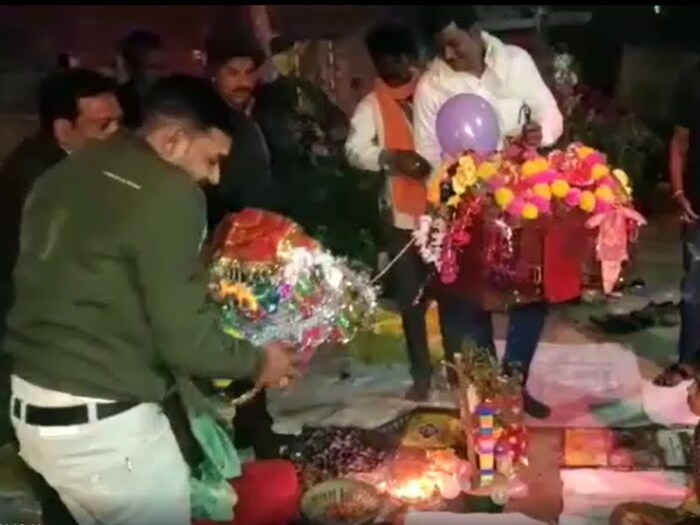 परिहार कुटुंबात मुलगी नाही. त्यामुळे या कुटुंबाने दोन मैना पाळल्या. त्यांच्या शेजारी राहणाऱ्या विश्वकर्मा कुटुंबाकडे पोपट होता. गावातील एका वृद्ध महिलेने दोन्ही कुटुंबातील पक्ष्यांच्या लग्नाची आयडिया दिली.