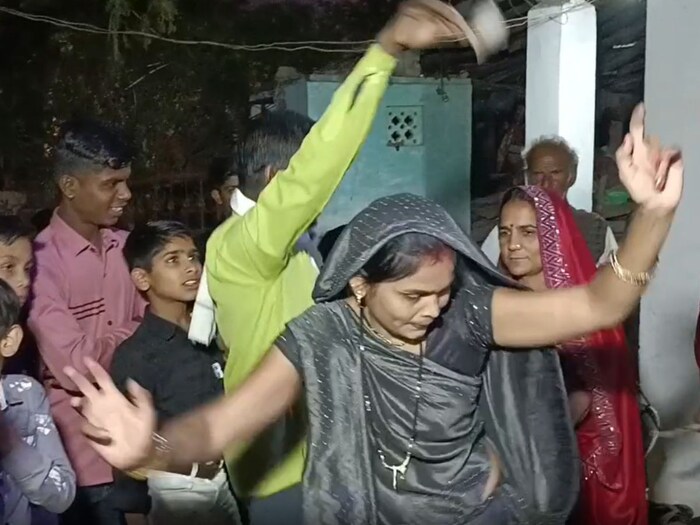 त्यानंतर परिहार कुटुंबातील दोन मैनांपैकी एक रिंका आणि मिंटूची दोन्ही कुटुंबाने पत्रिका बनवली. पंडितला ती दाखवली. दोघांचे गुण जुळल्यानंतर त्यांचं लग्न ठरवण्यात आलं.