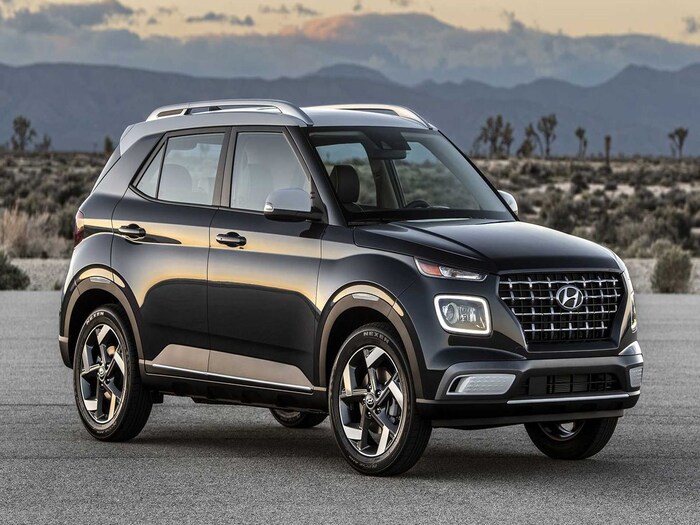 Hyundai Motor's Venue ही सब-कॉम्पॅक्ट SUV सेगमेंटमधील सर्वात लोकप्रिय मॉडेल्सपैकी एक आहे. नेक्सॉन किंवा अगदी नवीन ब्रेझाला ही विक्रीमध्ये हरवू शकली नसली तरीही ही कार चांगली कामगिरी करत आहे. गेल्या वर्षी नवीन पिढीचे मॉडेल रस्त्यावर आले. (फोटो क्रेडिट्स: ह्युंदाई)