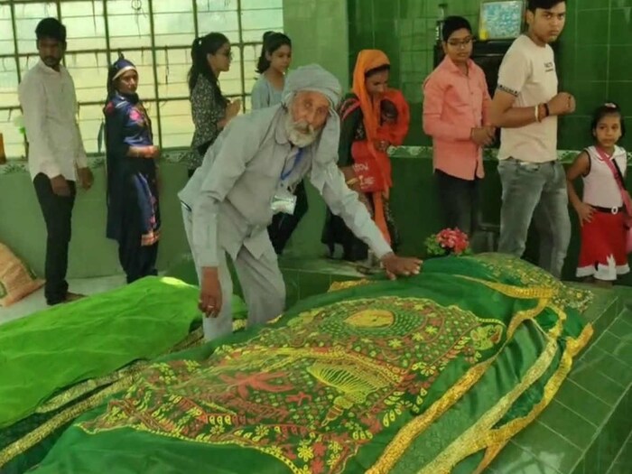 दुसरीकडे, कुटुंब आणि समाजामुळे दु:खी झाल्याने त्यांनी एकत्र आत्महत्या केल्याचे काही लोकांचे म्हणणे आहे. लैला-मजनूच्या वास्तविक समाधीच्या सत्यतेचा कोणताही ठोस पुरावा नसला तरी प्रेमी युगुल आणि नवविवाहित जोडप्यांच्या तसेच सामान्य लोकांच्या मनात दोन्ही समाधी केवळ लैला-मजनूची समाधी म्हणून ओळखली जात नाहीत.