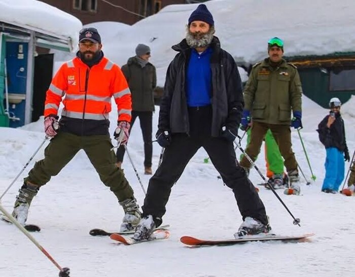 गुलमर्गमधील बर्फाच्या खोऱ्यात स्केटिंग केल्यानंतर राहुल गांधींनी तेथे उपस्थित असलेल्या अनेक पर्यटकांसोबत सेल्फीही काढल्या. राहुल समर्थक त्यांना हिरो आणि देशाचा पुढचा पंतप्रधान म्हणत आहेत. (फोटो- @AJAYKUMARDHONI4)