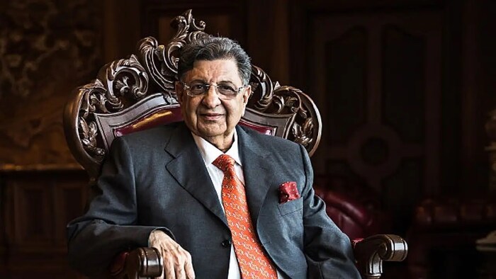 ज्येष्ठ उद्योगपती सायरस पूनावाला यांच्या लिंकन हाऊसची किंमत 750 कोटी रुपये आहे. मूळतः वांकानेरचे महाराज, प.पू. सर अमरसिंहजी बनसिंघी (वांकानेर हाऊस) यांच्यासाठी बांधलेली 50,000 स्क्वेअर फूट भव्य वाडा 1993 मध्ये ब्रिटीश वास्तुविशारद क्लॉड बॅटली यांनी बांधला होता.