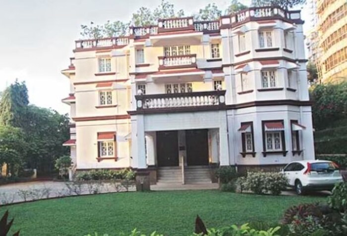 कुमार मंगलम बिर्ला हे मुंबईतील मलबार हिल येथील जाटिया हाऊसमध्ये राहतात. मिड-डेच्या रिपोर्टनुसार, कुमार मंगलम बिर्ला यांचे घर 2926 स्क्वेअर मीटरमध्ये पसरले आहे आणि त्याची किंमत 425 कोटी रुपये आहे.