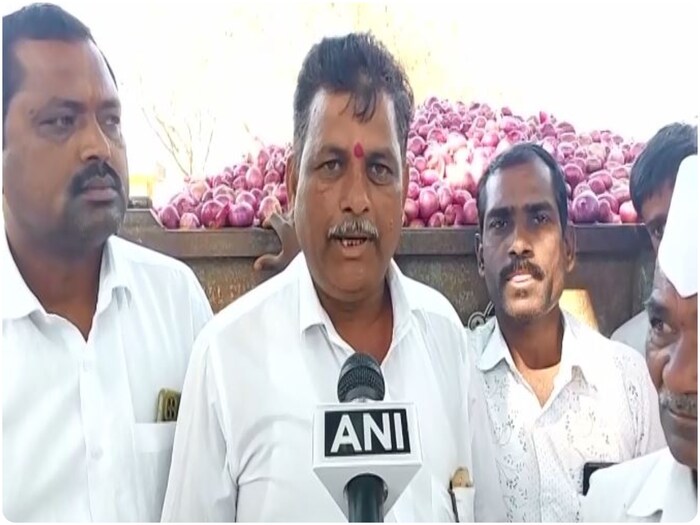Nashik Onion:एका शेतकऱ्याने शुक्रवारी सांगितले की, 'मंडीत कांदा 300-400 रुपये किलोने विकला जात आहे. मी कांदा लावण्यासाठी साडेतीन लाख रुपये खर्च केले आहेत. आता मी एक लाख रुपयेही कमवू शकणार नाही. मला या समस्येचा सामना कसा करावा हे समजत नाही. केंद्र सरकारने शेतकऱ्यांच्या प्रश्नांकडे लक्ष द्यावे. (एएनआई)