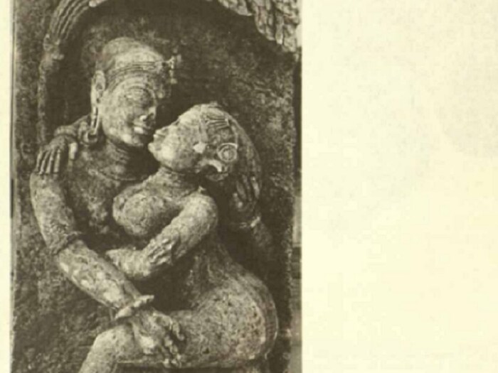 आचार्य वात्स्यायनाच्या जगप्रसिद्ध कामसूत्रममध्ये चुंबनाचा एक संपूर्ण अध्याय आहे. यामध्ये चुंबन आणि ते करण्याचे मार्ग याबद्दल संपूर्ण माहिती देण्यात आली आहे. चुंबनाची स्थिती, भावना आणि भागांनुसार ते अनेक प्रकारे विभागले गेले आहे. त्याला साम, तिर्यक, उद्भ्रांत, शुद्ध बळी, अवलिध बळी, अवपीडित, उत्तर चुंबितक, संपुटक, मृदू, बळी, अंचित, चालितक, प्रतिबोधिक अशी नावे दिली आहेत. (सौजन्य कामसूत्र)