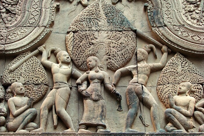 कालिदासांच्या काव्य आणि नाटकांतील संदर्भानुसार प्रेम आणि चुंबन यांचा उल्लेख अनेक ठिकाणी आढळतो. ‘ऋतिक’च्या कवींनीही कामसूत्राची अतिशय सुंदर झांकी सादर केली आहे. गीत-गोविंद लिहिणाऱ्या जयदेवांनी कामसूत्राचा सारांश आपल्या रतिमंजरी या ग्रंथात मांडला आहे. कामसूत्रममध्ये 250 हून अधिक प्रकारच्या चुंबनांचे वर्णन केले आहे. (news18)