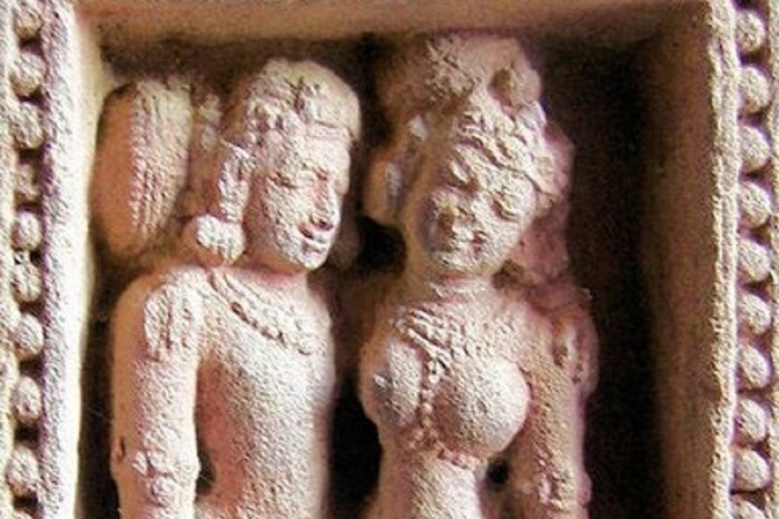 वात्स्यायनाच्या कामसूत्र व्यतिरिक्त, अशी अनेक प्राचीन पुस्तके आहेत, ज्यामध्ये प्रेम आणि चुंबन करण्याच्या पद्धतींचा उल्लेख आहे. वात्स्यायनाच्या आधीच्या आचार्यांमध्ये नंदी, औद्दलकी, श्वेतकेतू, बभ्रव्य, दत्तक, चरायण, सुवर्णभ, घोटकमुख, गोनार्दीय, गोनिकपुत्र आणि कुचुमार हे प्रमुख आहेत. या विषयावर ऋषीमुनींचे आणि विचारवंतांचे लक्ष फार पूर्वी गेले होते असे दाव्याने म्हणता येईल. अशा बहुतेक रचना मानसशास्त्राशी संबंधित आहेत. (सौजन्य कामसूत्र)