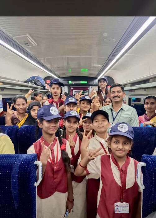 सोलापूर महापालिकेच्या विद्यार्थांनी पहिल्याच दिवशी प्रवासाचा मनसोक्त आनंद लुटला.