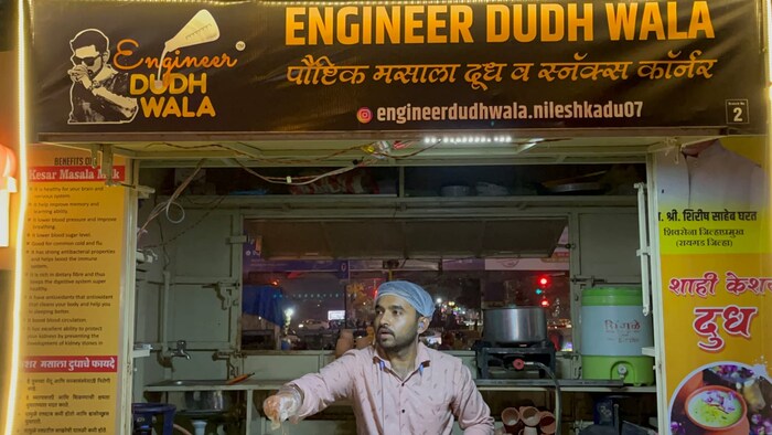निलेशनं पाच वर्ष नोकरी केल्यानंतर हा व्यवसाय सुरू केला. तो फिरत्या गाडीवर गरम-गरम मसाला दूध, रबडी असे दूधाचे पदार्थ विकतो. 