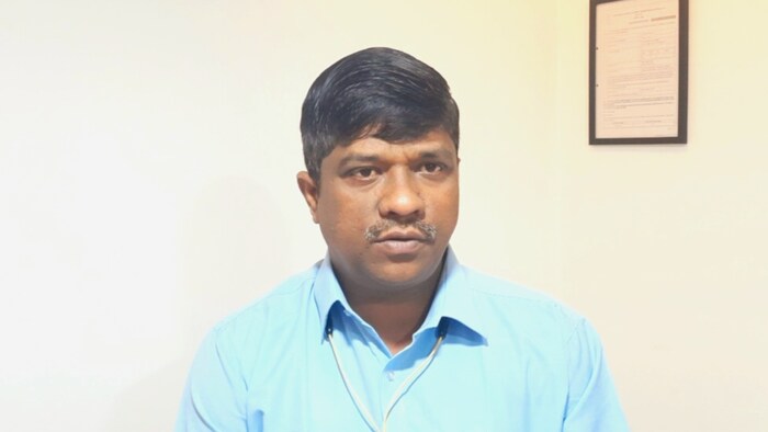 कोल्हापूरमधील किरण माळी यांनी ही चप्पल बनवली असून त्याला गोमय पादूका असं नाव दिलं आहे. 
