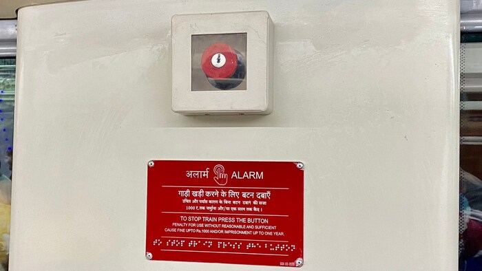 गाडी थांबवण्यासाठी पूर्वी चेन ओढावी लागत असे. वंदे भारतमध्ये एका स्पेशल बटनाच्या माध्यमातून गाडी थांबवणे शक्य आहे.