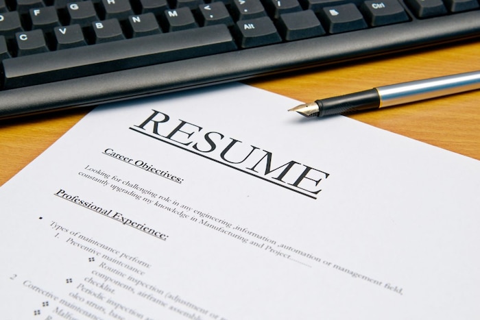  कोणत्याही क्षेत्रात जॉब मिळवायचा म्हंटलं की Resume तयार करणं हे महत्त्वाचं काम असतं. यासाठी अनेक फ्रेशर्स किंवा प्रोफेशनल्स आपल्याकडे असलेल्या जुन्या Resume च्या टेम्प्लेटमध्ये नवीन Resume एडिट करतात. मात्र ते दिसायला चांग दिसत नाहीच पण यामुळे तुमचं इम्प्रेशनही खराब होऊ शकतं. 