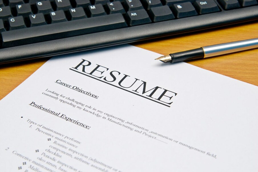  कोणत्याही क्षेत्रात जॉब मिळवायचा म्हंटलं की Resume तयार करणं हे महत्त्वाचं काम असतं. यासाठी अनेक फ्रेशर्स किंवा प्रोफेशनल्स आपल्याकडे असलेल्या जुन्या Resume च्या टेम्प्लेटमध्ये नवीन Resume एडिट करतात. मात्र ते दिसायला चांग दिसत नाहीच पण यामुळे तुमचं इम्प्रेशनही खराब होऊ शकतं. 