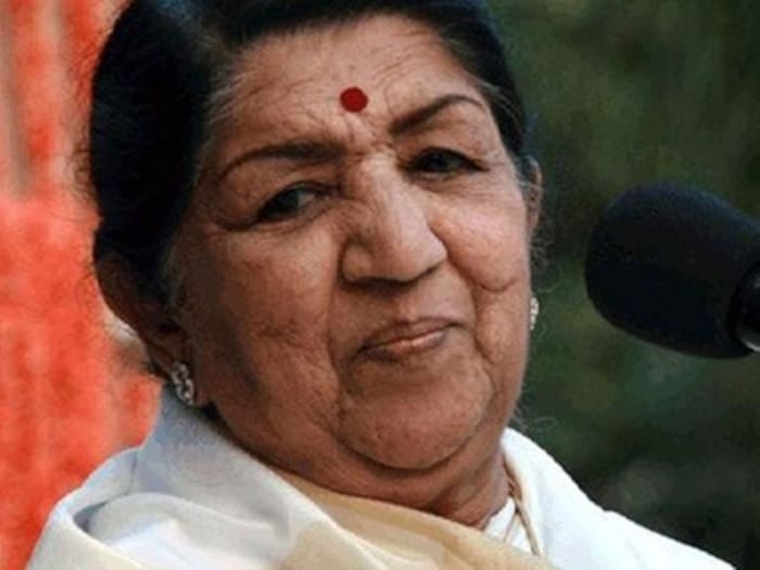 आज त्यांची संपत्ती काही कोटींच्या घरात आहे. Trustednetworth.com च्या अहवालानुसार, लता मंगेशकर यांची एकूण संपत्ती सुमारे 5 कोटी डॉलर्स इतकी आहे म्हणजेच अंदाजे 368 कोटी रुपये आहे. गाण्यांच्या रॉयल्टीतून आणि अन्य गुंतवणुकीतून त्यांची ही संपत्ती निर्माण झाली आहे.