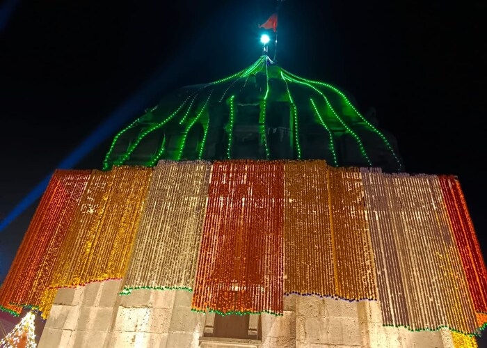 फुलांच्या माळांनी मंदिराच्या कळसाला आकर्षक अशी सजावट करण्यात आली आहे.