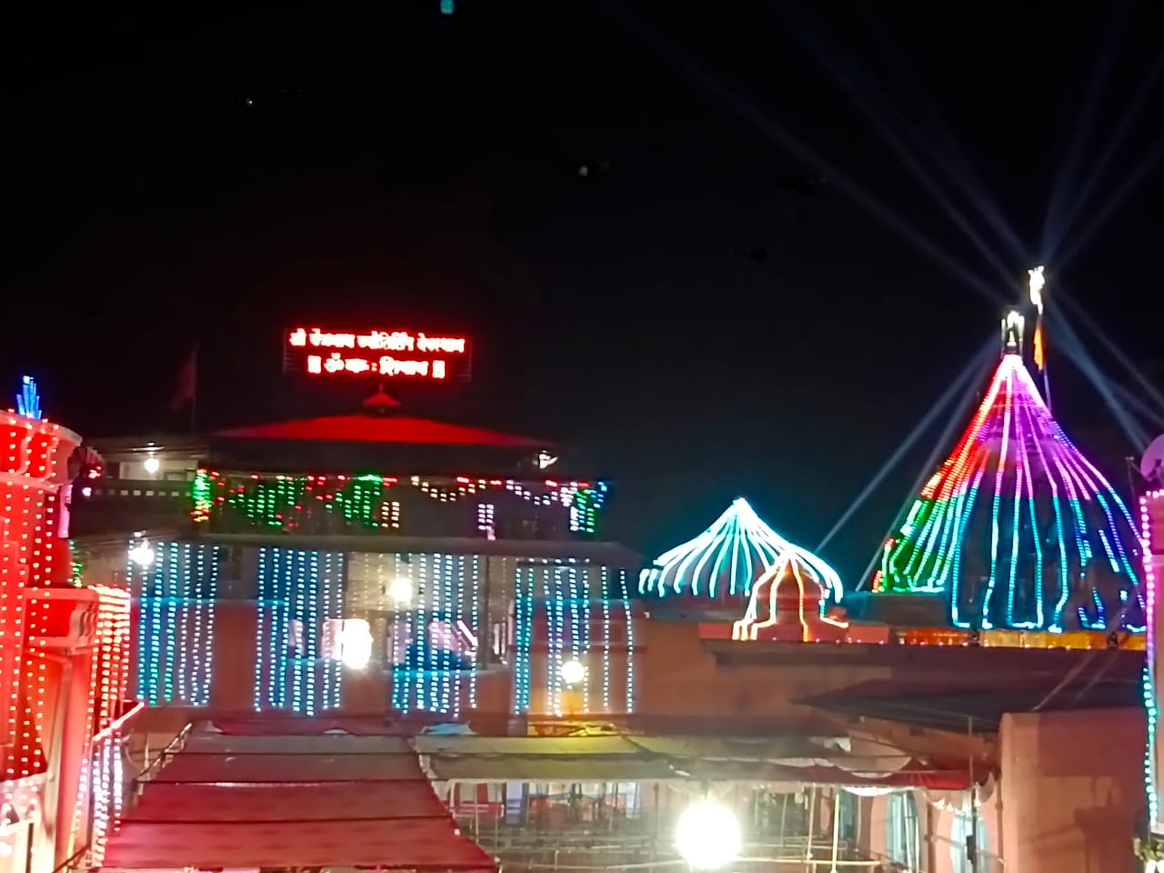  बीड जिल्ह्यातील परळी वैजनाथ मंदिर हे बारा ज्योतिर्लिंगांपैकी एक आहे. हे परळी वैद्यनाथ म्हणूनही ओळखलं जातं.
