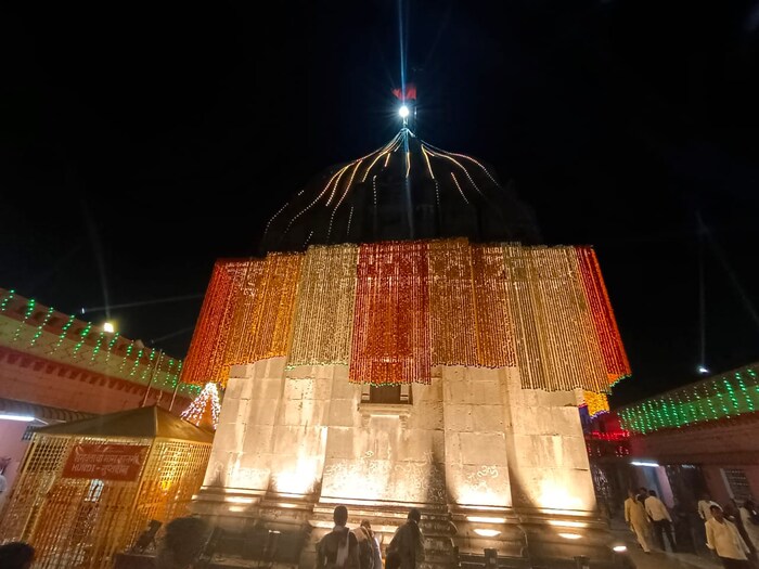 महाशिवरात्रीनिमित्त मंदिर परिसराला यात्रेचे स्वरूप प्राप्त झाले आहे.