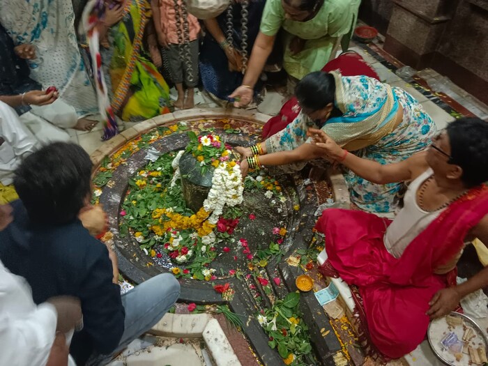 प्रभू वैद्यनाथाच्या मंदिरात महाशिवरात्रीनिमित्त अभिषेक आणि पूजा अर्चा होत आहेत.