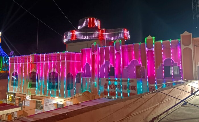  महाशिवरात्रीनिमित्त संपूर्ण परिसराला आकर्षक विद्युत रोषणाई करण्यात आली आहे. त्यामुळे मंदिर परिसर उजळून निघाला आहे.